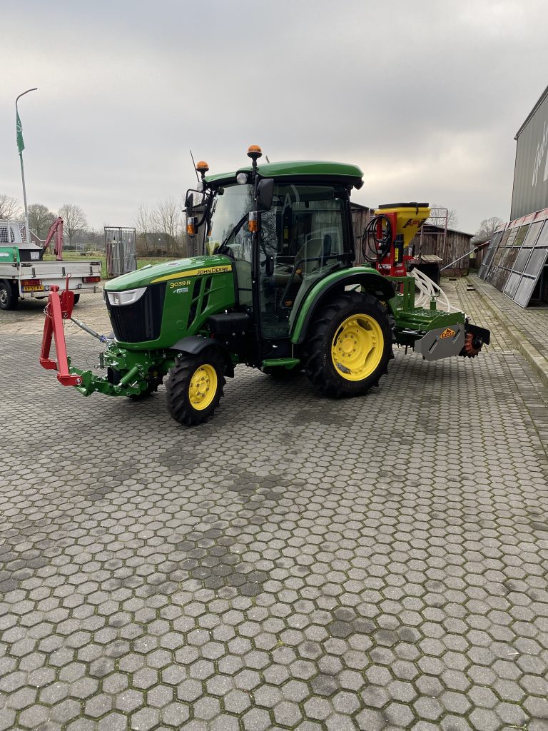 John Deere 3039R en Celli rotorkopeg