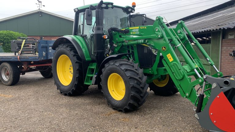 John Deere 6090M