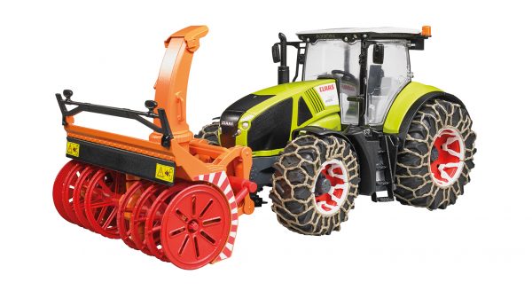 Claas Axion 950 met sneeuwkettingen en sneeuwblazer