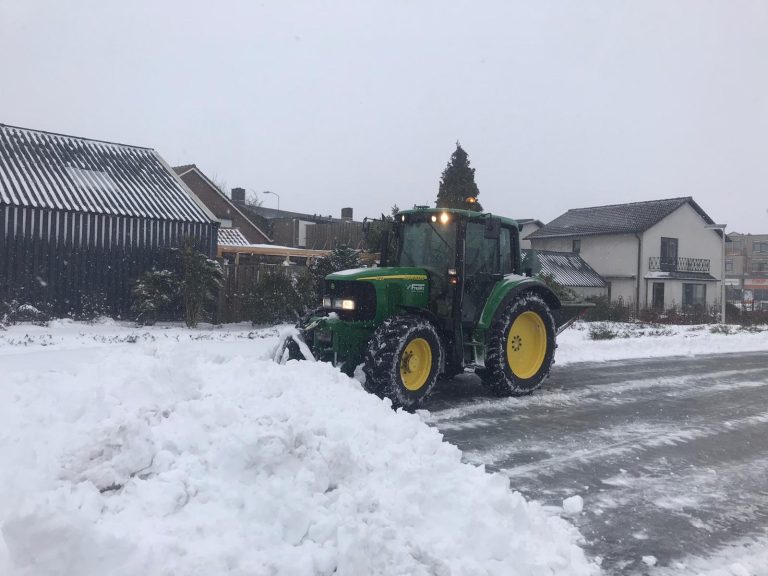 Sneeuw schuiven en zout strooien