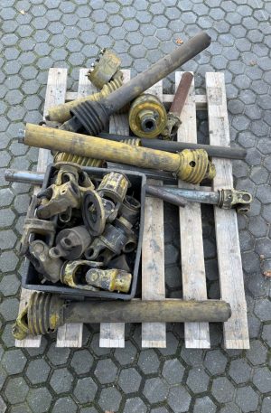 Diverse afterkas, kruisstukken, nokken en koppelingen sommige met buis